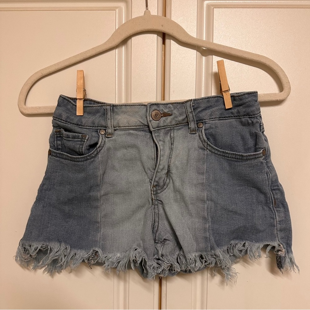 Altar’d state light wash two tone frayed denim shorts size 25